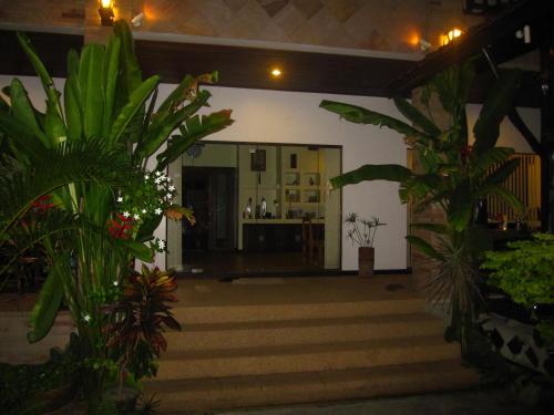 a hallway with plants in front of a building at Shanti Boutique Hotel in Srithanu