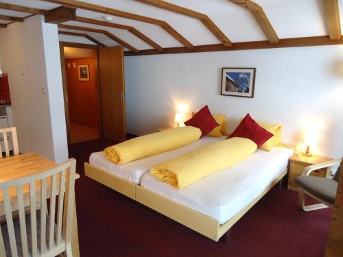 Postel nebo postele na pokoji v ubytování Hotel Tschuggen