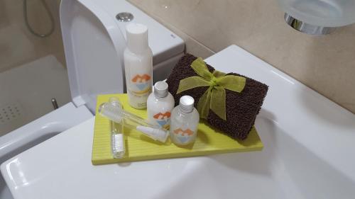- des toilettes et un plateau avec 2 bouteilles dans l'établissement Apartamento Sur Monseñor, à Playa del Cura