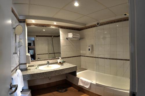  Hotel Kandahar -  Room  picture :   Bath    Safety deposit box    Telephone                           