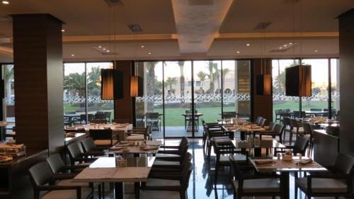 Restorāns vai citas vietas, kur ieturēt maltīti, naktsmītnē Hotel AR Golf Almerimar