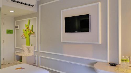 A television and/or entertainment centre at MaxOne Signature Glodok Jakarta