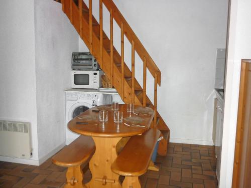 カップブルトンにあるHoliday Home Paradise Océan-5 by Interhomeの階段横の木製テーブル