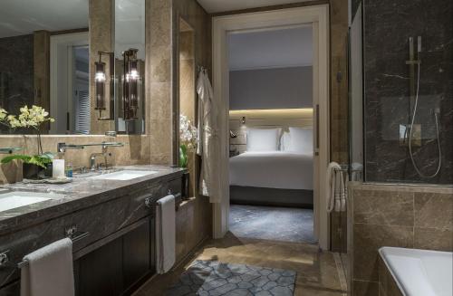 A bathroom at Four Seasons Hotel Singapore