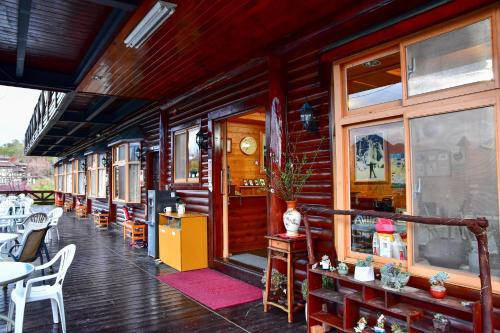 Un restaurante o sitio para comer en Beverly B&B