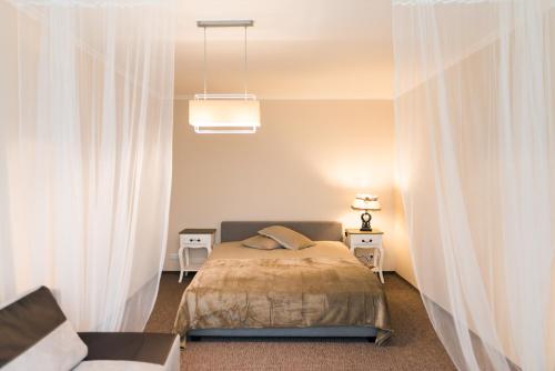 Ένα ή περισσότερα κρεβάτια σε δωμάτιο στο Cozy apartment in Cesis