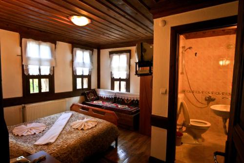 Un pat sau paturi într-o cameră la Cakiroglu Konak