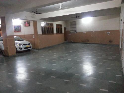 un gran garaje vacío con un coche aparcado en él en Hotel Jai Palace, en Ajmer