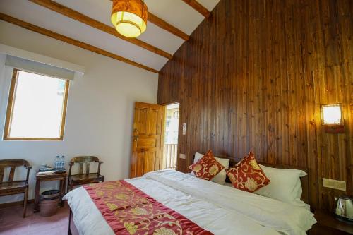 a bedroom with a bed with a wooden wall at Chaozhou Hello Inn in Chaozhou
