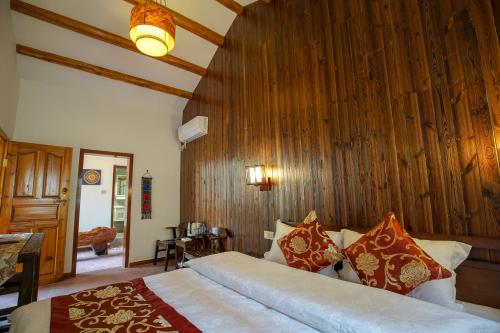 a bedroom with a large bed with a wooden wall at Chaozhou Hello Inn in Chaozhou
