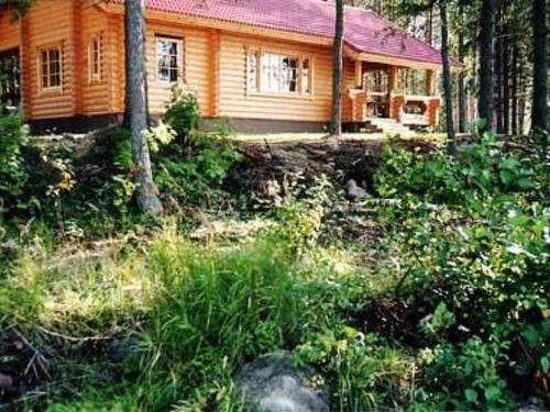 una casa de madera en medio de un bosque en Holiday Home Niemennokka by Interhome, en Kammola
