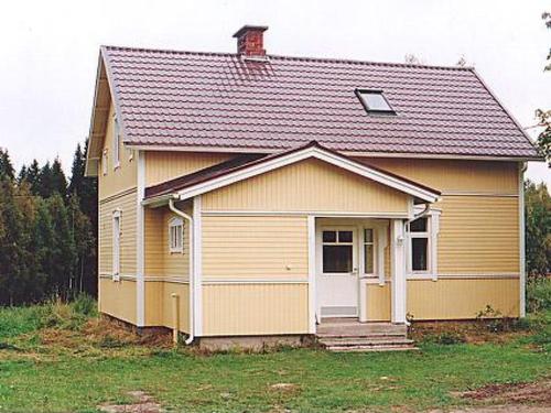 une petite maison jaune avec une porte blanche dans l'établissement Holiday Home Jokiranta by Interhome, à Armisvesi