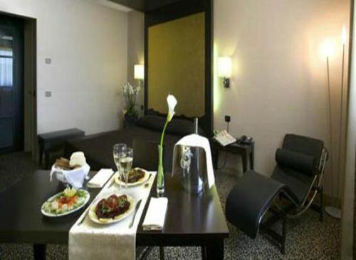 a living room with two plates of food on a table at Hotel Motel Del Duca in Cava Manara