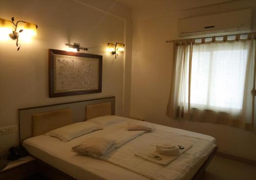 Postel nebo postele na pokoji v ubytování Hotel Surbhi