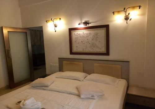 Postel nebo postele na pokoji v ubytování Hotel Surbhi