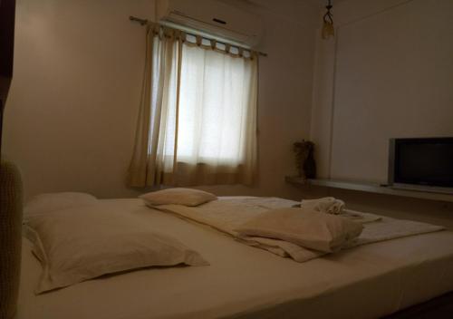 Postel nebo postele na pokoji v ubytování Hotel Surbhi