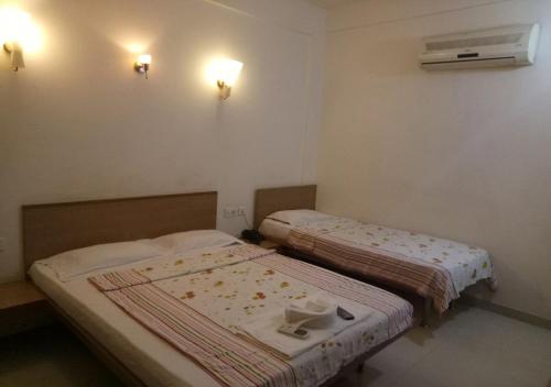 Postel nebo postele na pokoji v ubytování Hotel Surbhi