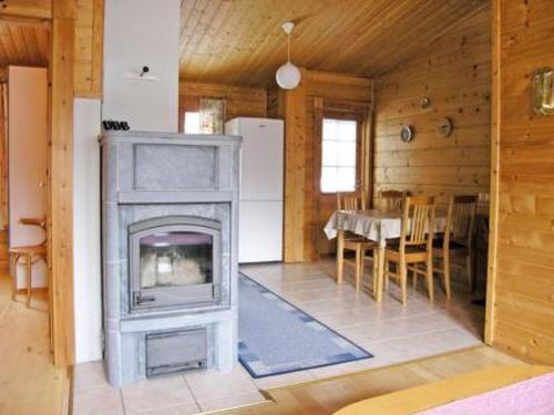 LahdenperäにあるHoliday Home Rusakko by Interhomeのリビングルーム(暖炉付)、ダイニングルーム