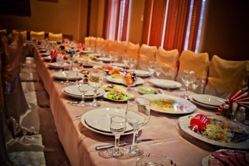 チュメニにある2кв ЦУМ ВОЯЖ Попова7の長テーブル(食べ物、ワイングラス付)