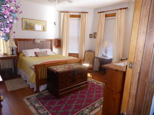 Un pat sau paturi într-o cameră la Casa Magnolia B & B