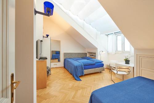 ウィーンにあるPenthouse im❤️Wiensのベッドルーム1室(屋根裏部屋に青いベッド1台付)