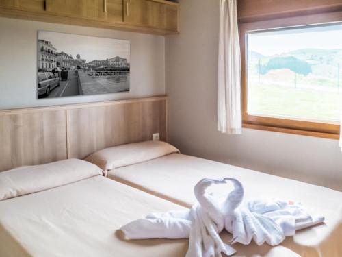 Postel nebo postele na pokoji v ubytování Camping & Bungalows Zumaia