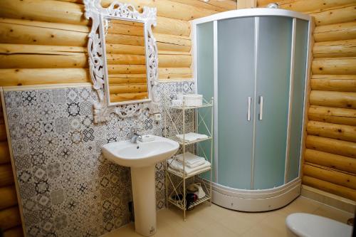a bathroom with a shower and a sink at Provintsia in Migovo