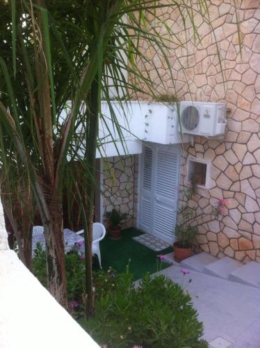 a backyard with a tree and a building at Baccaversa camere in Marina di Mancaversa