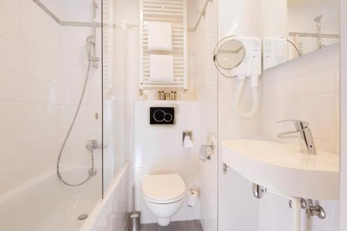Bilik mandi di Hôtel des Arts Montmartre