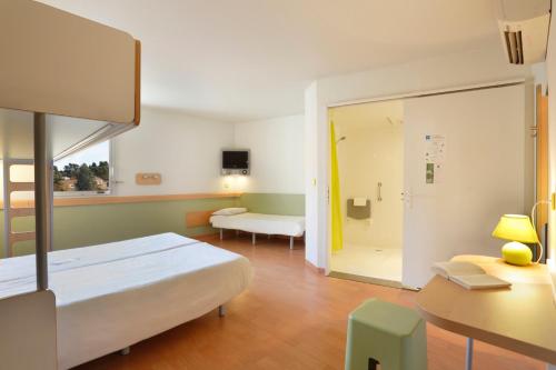 Postel nebo postele na pokoji v ubytování First Inn Hotel