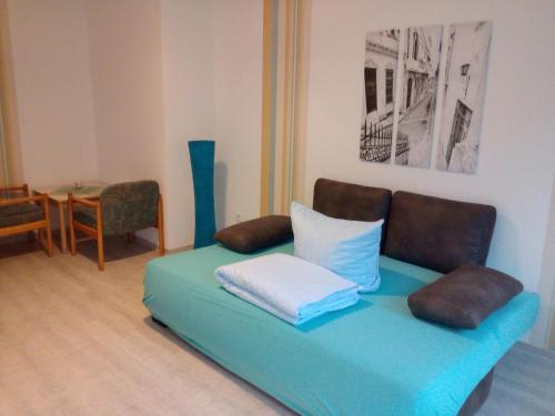 un sofá con 2 almohadas en una habitación en Ferienwohnung im Haus "Maria Anna", en Bad Ems
