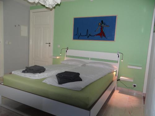ein Schlafzimmer mit einem Bett mit zwei Handtüchern darauf in der Unterkunft Temporary living in Bremen