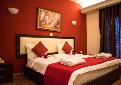 Un pat sau paturi într-o cameră la Al Murjan Palace Hotel Jounieh
