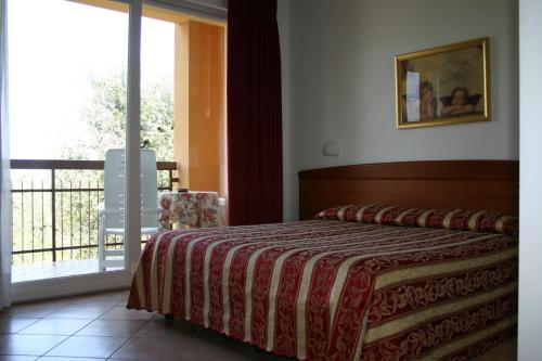 a bedroom with a bed and a dresser at Hotel Casa Chincarini in Malcesine