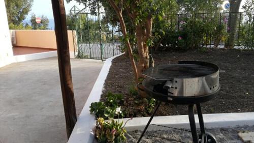 a barbecue grill sitting on top of a table at Casa del Geco in Rinella
