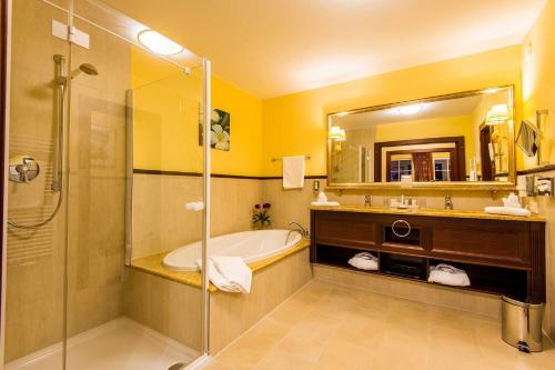 Kúpeľňa v ubytovaní Grandhotel Lienz Business-Wellness & Gourmet