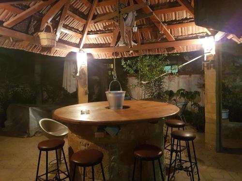 un bar con taburetes y una mesa en una habitación en Aksaray Boutique Hotel en North Nicosia