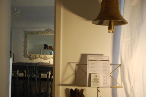 Habitación con lámpara y mesa con espejo. en Virginias B&B, en Savona