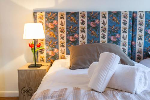 - une chambre avec un lit et des serviettes dans l'établissement Apartamento Vintage 1, à Porto