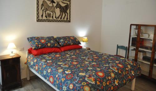 ペルージャにあるOttavianiHouseのベッドルーム1室(ベッド1台付)が備わります。壁に馬の写真が飾られています。