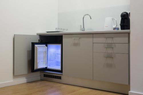 cocina con fregadero y ventana en Porto Bonjardim Apartments, en Oporto