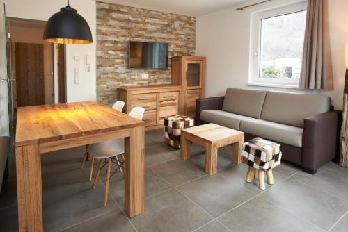 A seating area at Ski & Golf Suites Zell am See by Alpin Rentals - incl Summercard