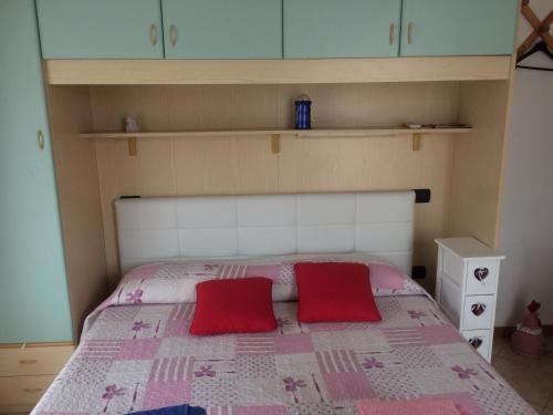 バルドリーノにあるStella Angelaのベッドルーム1室(赤い枕2つ付)
