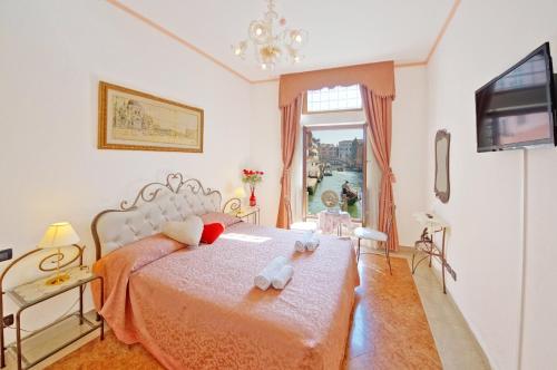una camera da letto con un letto con due orsacchiotti sopra di DolceVita Apartments N 315 a Venezia
