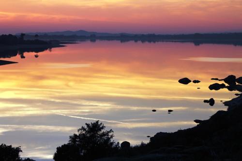 a view of a lake at sunset at Casa Rural Luna in Candeleda