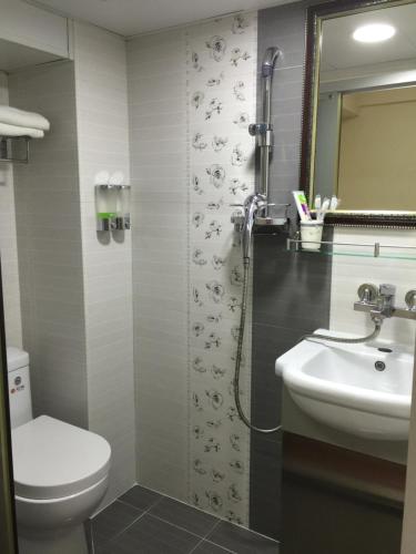 Kamar mandi di Hong Kong Tai San Guest House (Harilela Branch)