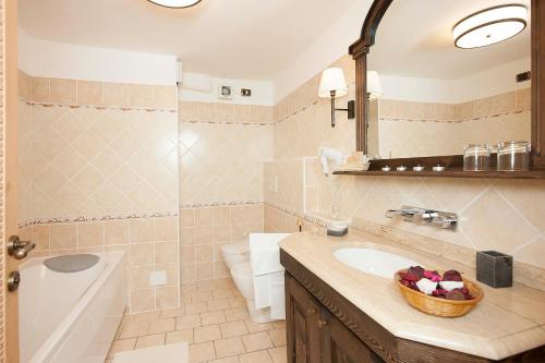łazienka z umywalką, toaletą i lustrem w obiekcie Hotel Edelweiss 3 Stelle SUPERIOR w mieście Breuil-Cervinia