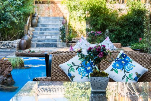 Ein Garten an der Unterkunft The Ritz-Man Boutique Inn Lijiang