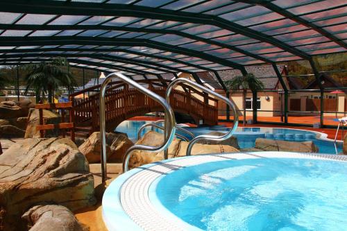 Bazén v ubytování Cardigan Bay Holiday Park nebo v jeho okolí