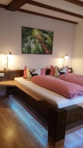 En eller flere senge i et værelse på Zuwälder Stüble